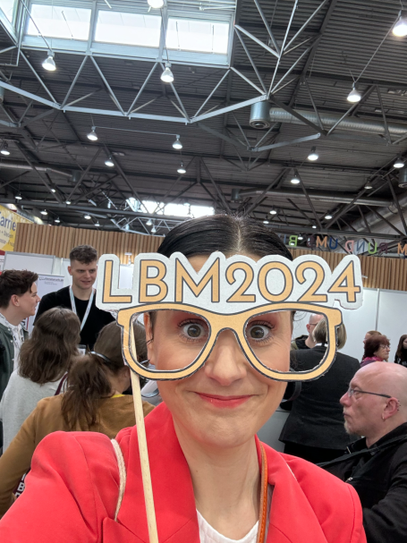 Frau mit LBM2024 Brille