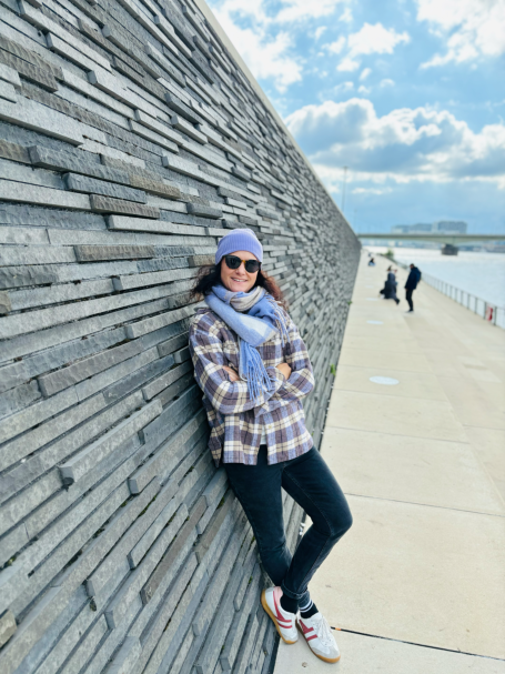 Frau vor Wand und Fluss