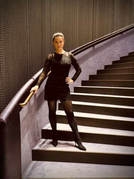 Frau im eleganten schwarzen Kleid