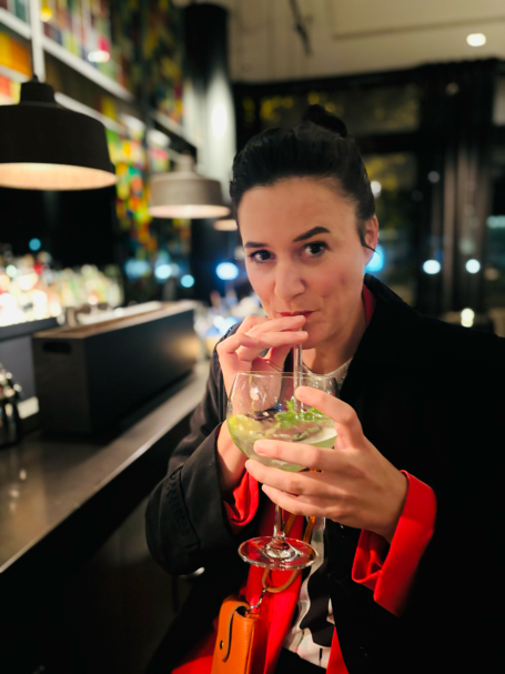 Frau in Bar mit Getränk