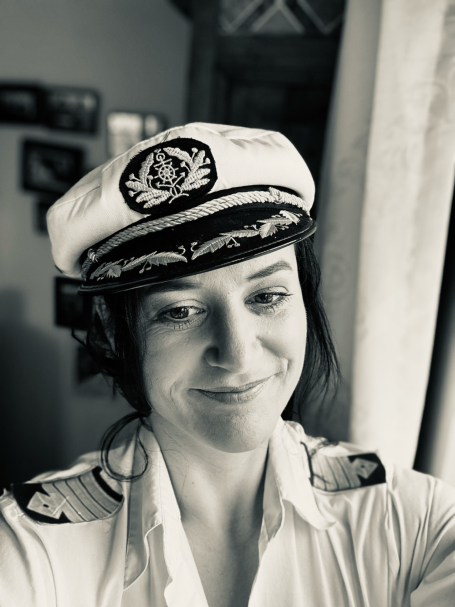 Frau mit Kapitänsmütze