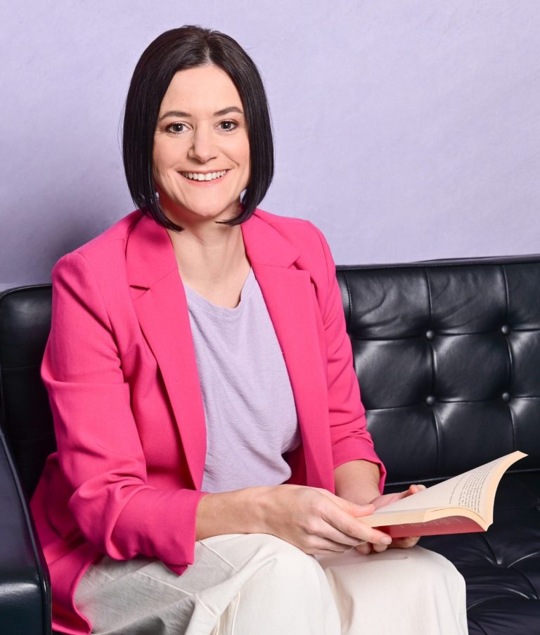 Kleinbusch Autorin mit Buch