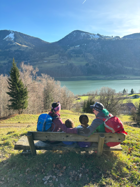 Familie in den Bergen von hinten. Zwei Erwachsene zwei Kinder