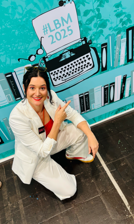 Frau in Anzug vor einer grünen Wand 