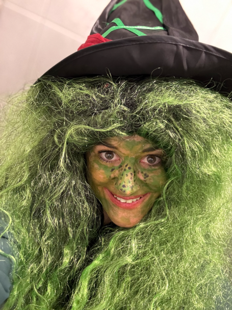 Frau als Hexe verkleidet