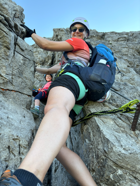 Frau beim Klettern in den Bergen